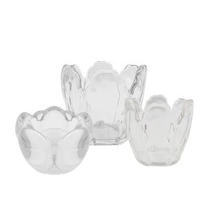 Sett med tre telysholdere i klart glass, i forskjellige størrelser: 8x5,5 cm, 8,5x8 cm, og 9,5x9 cm. Designet med blomsterinspirert, bølgende form for et mykt og dekorativt uttrykk.