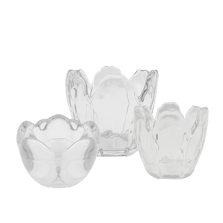 Sett med tre telysholdere i klart glass, i forskjellige størrelser: 8x5,5 cm, 8,5x8 cm, og 9,5x9 cm. Designet med blomsterinspirert, bølgende form for et mykt og dekorativt uttrykk.