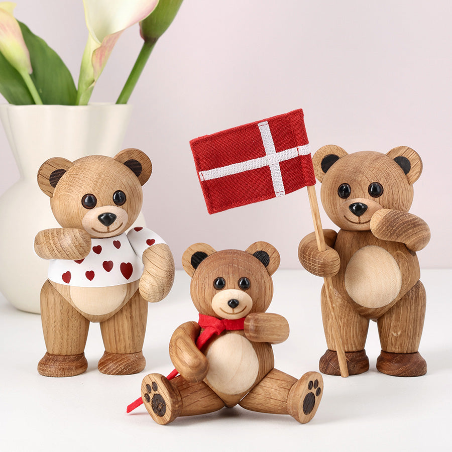 Spring Copenhagen trefigurer Sneeze som dekorasjon i tre – bjørnedesign med rødt skjerf og flaggstang
