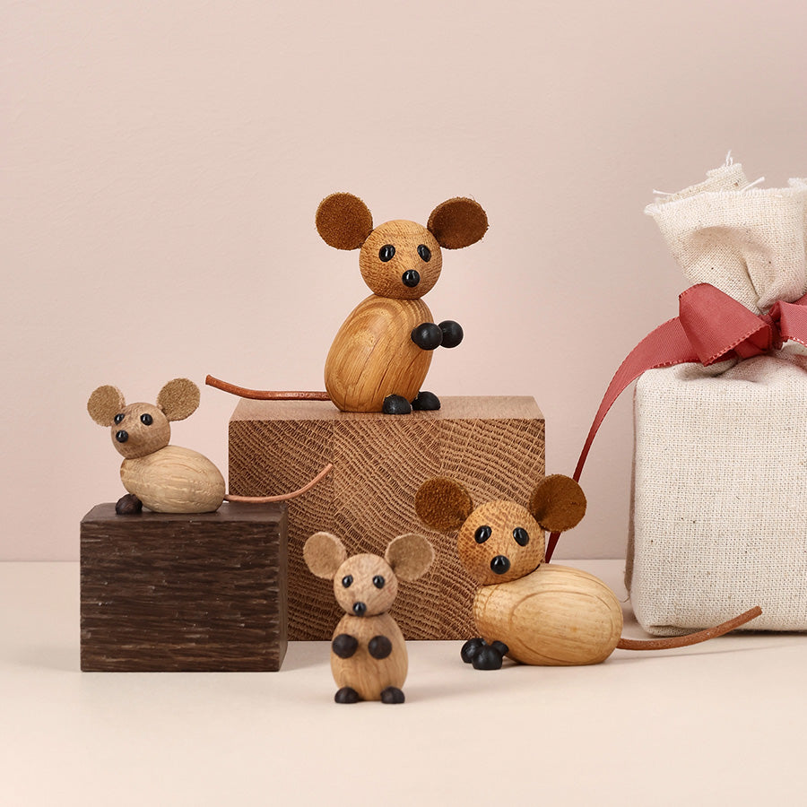 Spring Copenhagen city mouse figurer i eik og skinnhale, flere miniatyrer styling i moderne interiør med gavepose