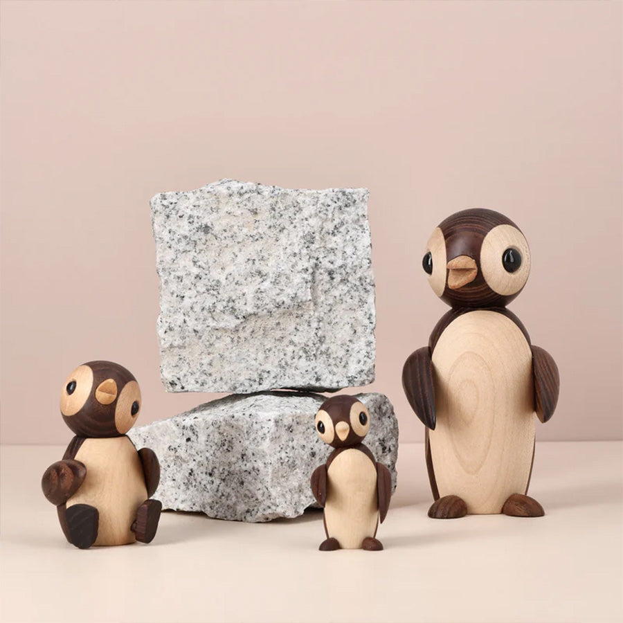 Spring Copenhagen Frost pingvinfigur i tre (FSC), sammen med flere dyrefigurer og dekorative steinblokker