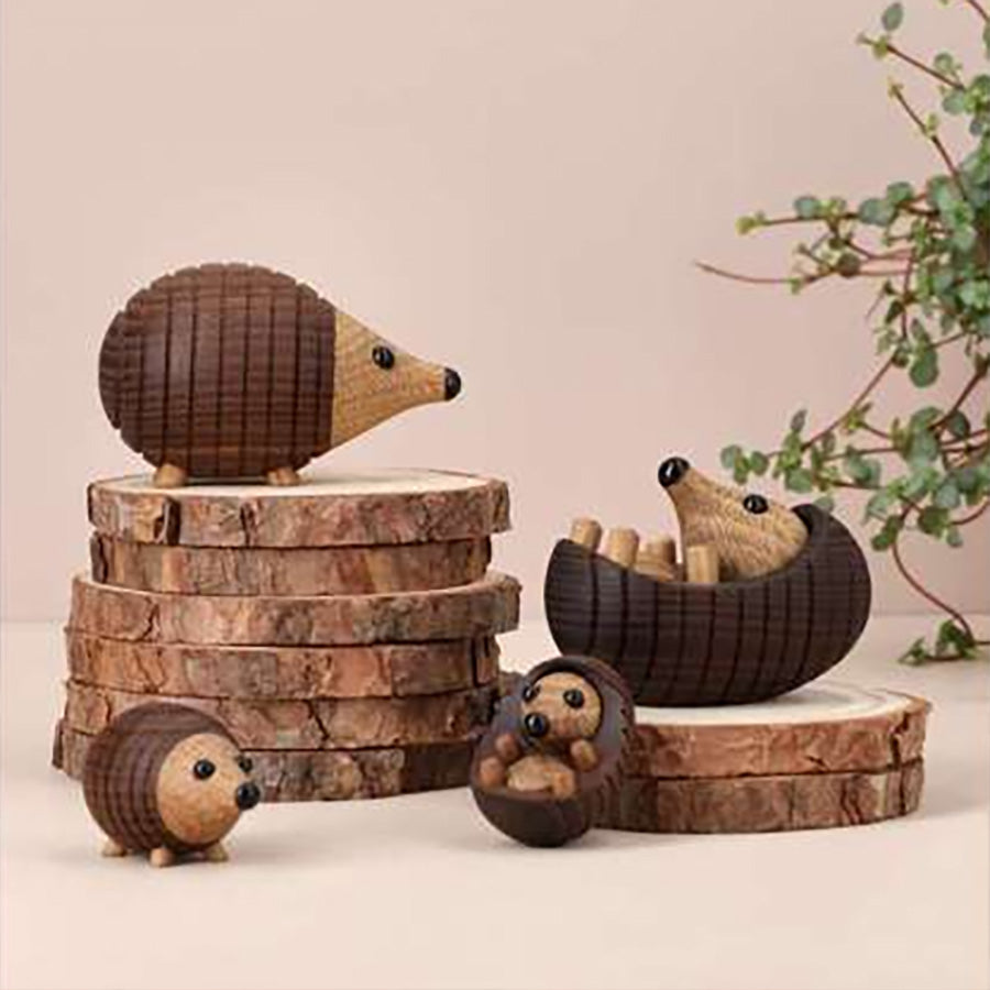 Spring Copenhagen Wooden Figures Pinnsvinet Stick miniatyr – flere pinnsvin som dekor, inkludert stick, laget i tre og vist som interiør på treplattformer