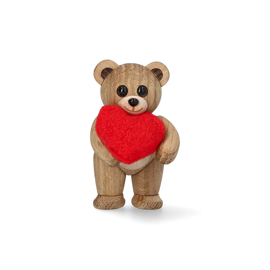Spring Copenhagen trefigur bamse som klemmer et rødt hjerte – håndlaget designbamse med varme uttrykk.