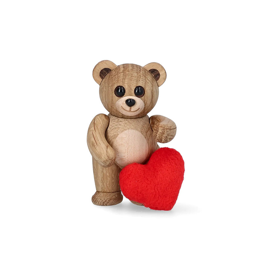 Spring Copenhagen bamse i tre som holder et rødt hjerte – koselig klemmetreaske for omtanke og kjærlighet.