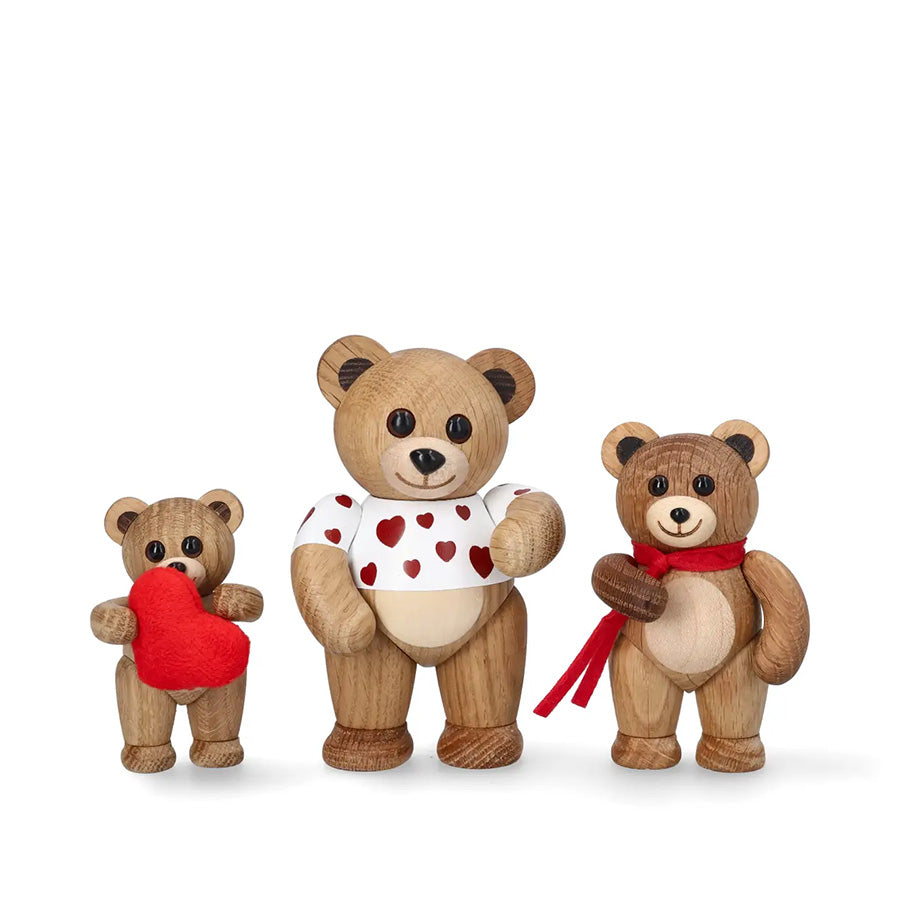 Tre figur-bamser fra Spring Copenhagen i gavepose-stil – små squeeze bamse-figurer som klemmer røde hjerter.