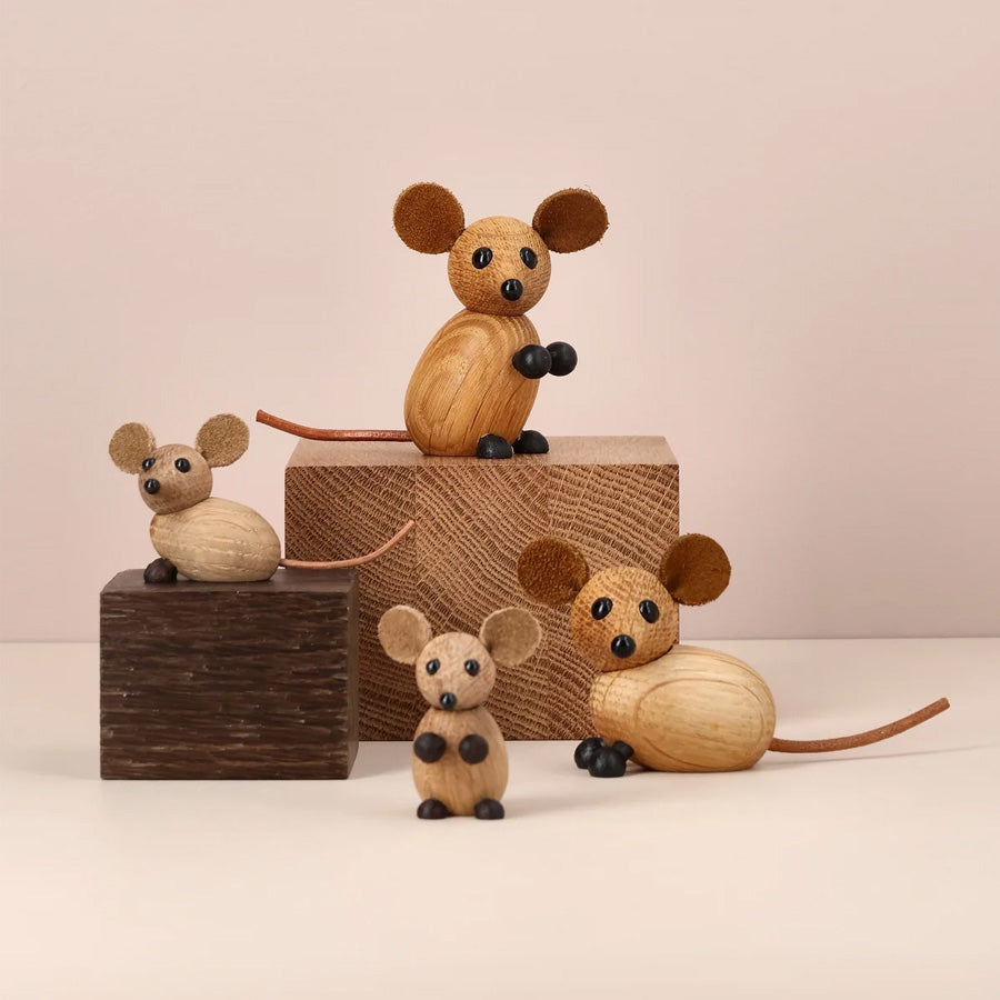 Samling av Spring Copenhagen country mouse-figurer i FSC-eik med skinnhale og svarte poter, landlig interiørdekor
