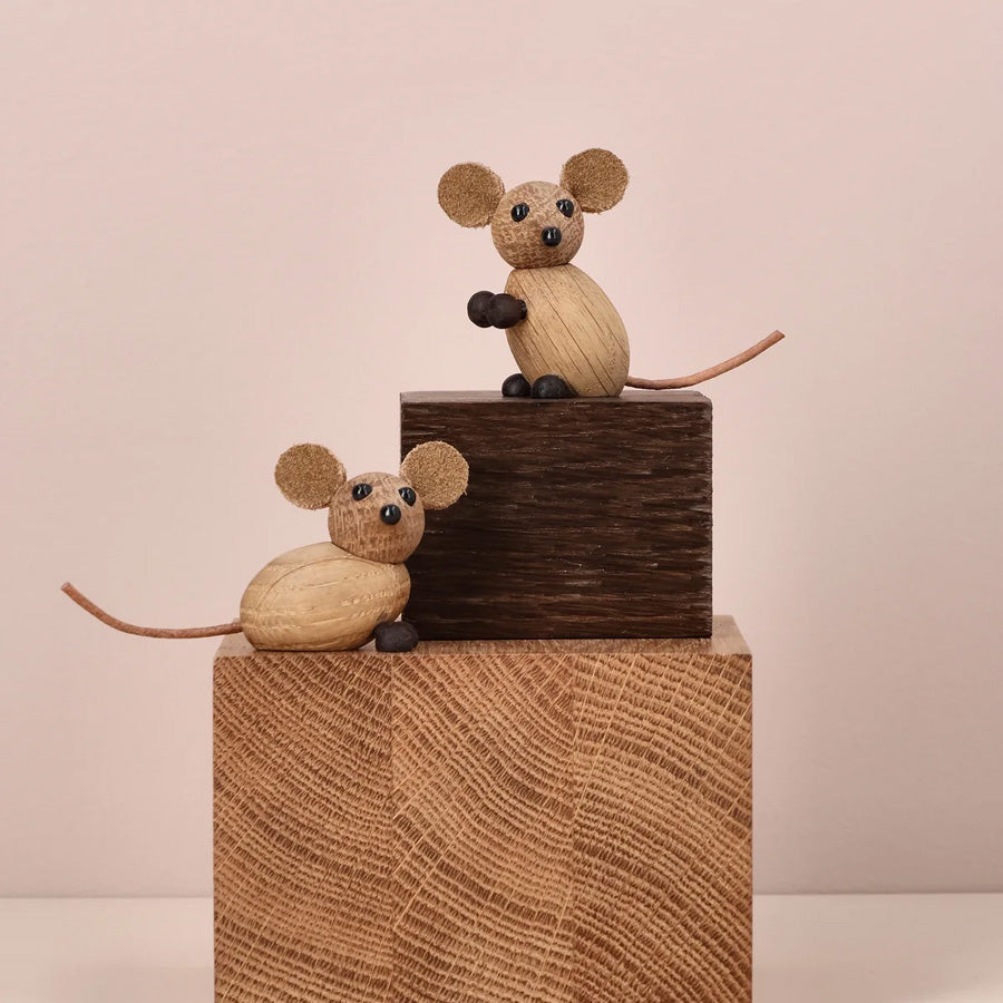 Country mouse mini av Spring Copenhagen i FSC-eik med skinnhale, montert på trekantet blokk som dekor