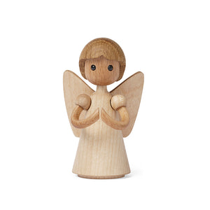 Spring Copenhagen Aura Trefigur av tre med myk form og varme detaljer, perfekt for juledekorasjon.