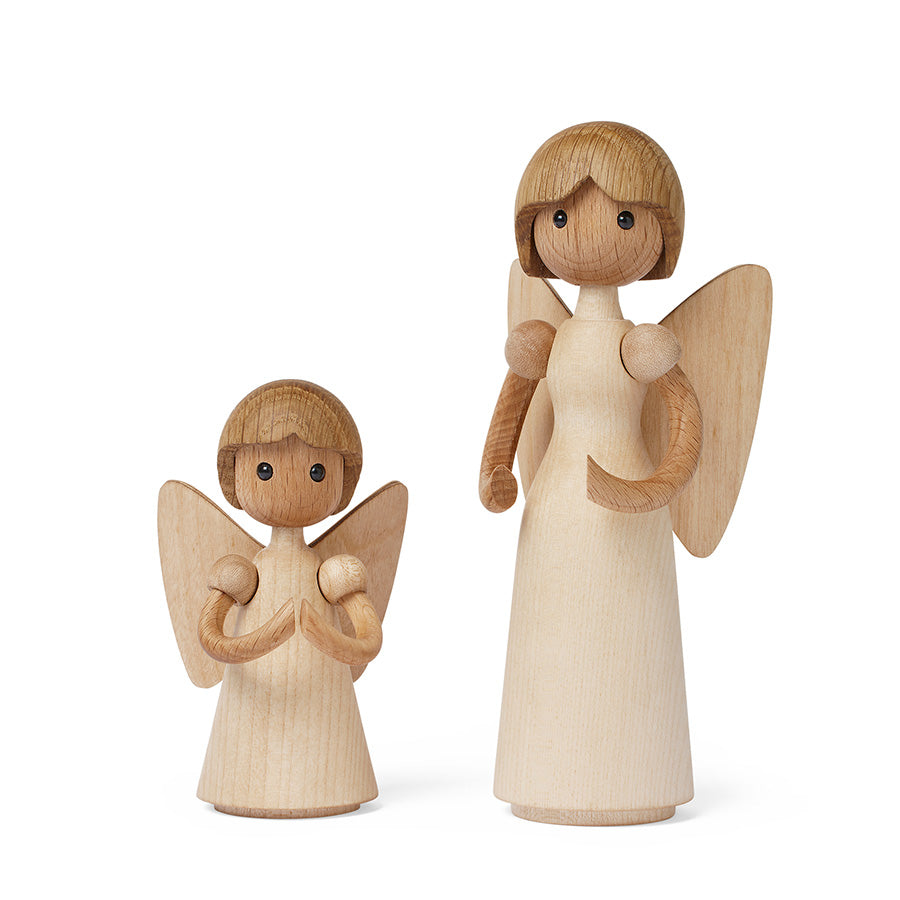 Spring Copenhagen Aura Trefigur av tre i ulike størrelser, perfekt for å skape harmoni i juledekorasjoner.