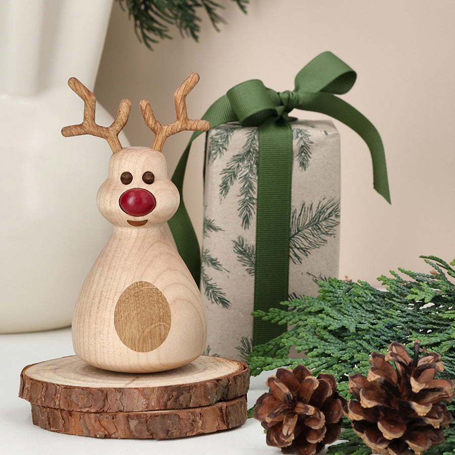 Spring Copenhagen Dizzie trefigur - kjent som det mest ivrige reinsdyret, dekorert med gaver og julepynt på bordet.