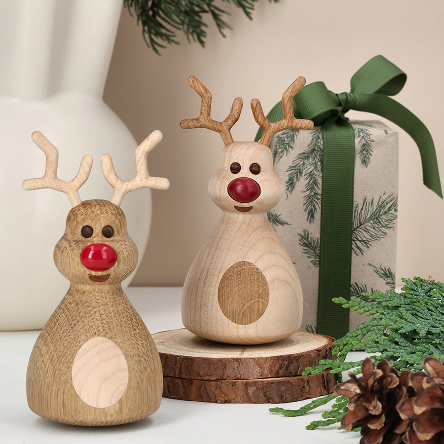 Spring Copenhagen Dizzie trefigur - to søte reinsdyr i FSC®-sertifisert tre, klar for å spre juleglede.