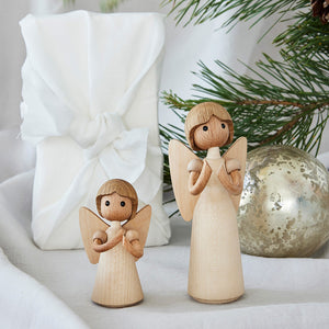 Spring Copenhagen Gloria Trefigur - to skjønne trefigurer i naturlige materialer, omfavnet av en enkel, juleinspirert innredning.