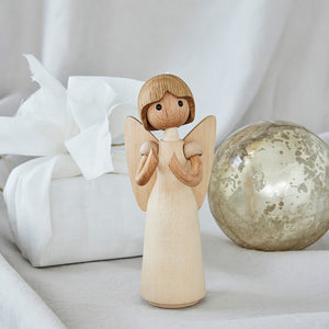 Spring Copenhagen Gloria Trefigur - fokus på den større trefiguren som står elegant ved siden av en original julegave.