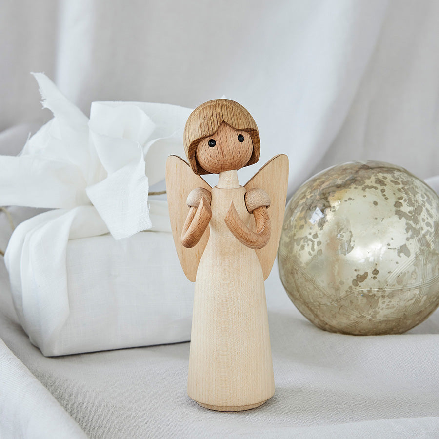 Spring Copenhagen Gloria Trefigur - fokus på den større trefiguren som står elegant ved siden av en original julegave.