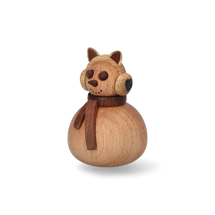 Spring Copenhagen Wooden Figures Snøjenta 6,9cm – snøjenta i tre sett fra siden med øreklokker og skjerf