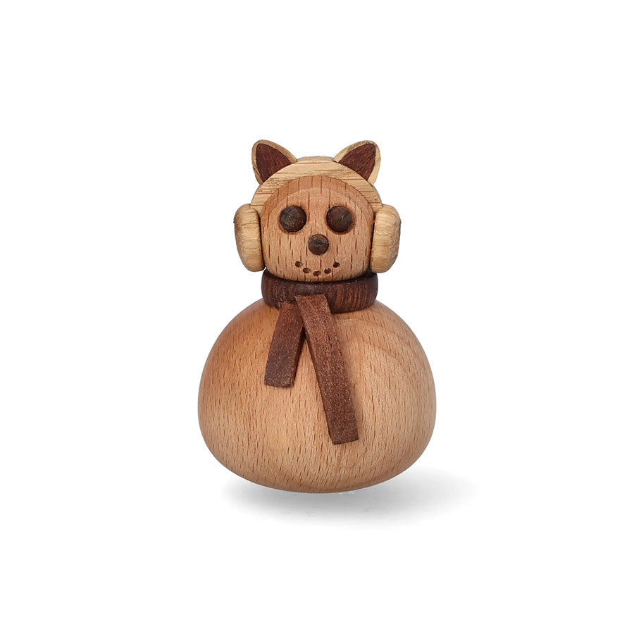 Spring Copenhagen Wooden Figures Snøjenta 6,9cm – detaljert snøjenta i tre med øreklokker og langt skjerf