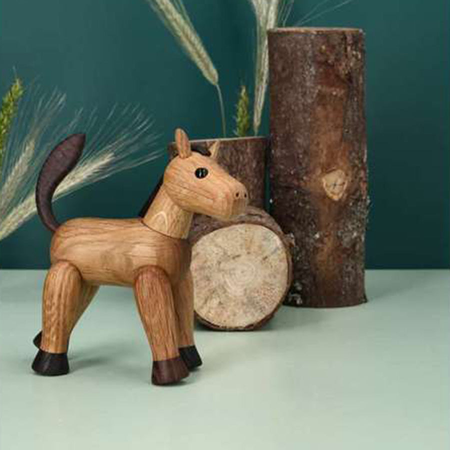 SPRING COPENHAGEN: Spring Copenhagen Wooden Figures Beauty – trehest dekorfigur stående ved blomster og naturmaterialer i skandinavisk stil