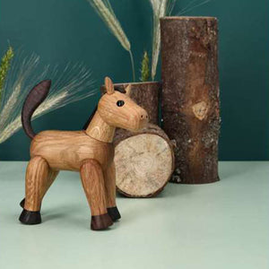 SPRING COPENHAGEN: Spring Copenhagen Wooden Figures Beauty – trehest dekorfigur stående ved blomster og naturmaterialer i skandinavisk stil
