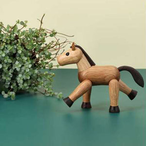 SPRING COPENHAGEN Spring Copenhagen Wooden Figures Comet – dekorativ liten trehestfigur som Comet i interiørmiljø med grønn vase/planter