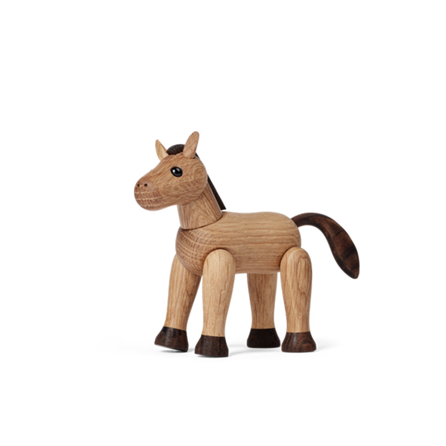 SPRING COPENHAGEN Spring Copenhagen Wooden Figures Comet – liten trehestfigur i naturtre med lekent uttrykk (Comet) på hvit bakgrunn