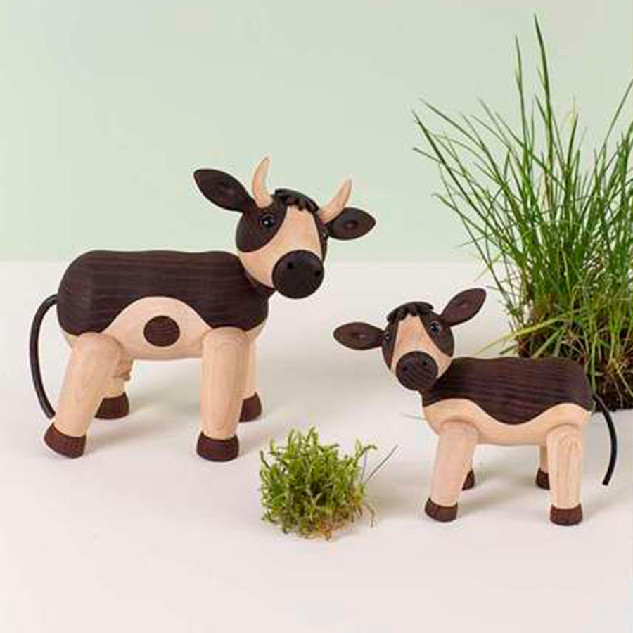 SPRING COPENHAGEN Spring Copenhagen Wooden Figures Dandy – Dandy og en annen kalv/ku-figur som dekorativt innslag i bondegårdsserien