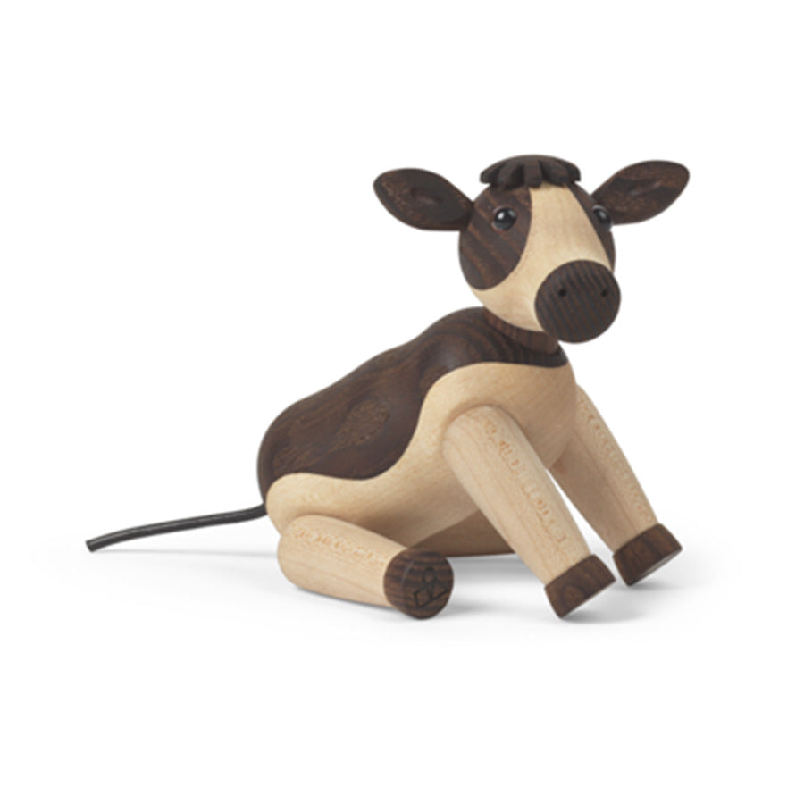 SPRING COPENHAGEN Spring Copenhagen Wooden Figures Dandy – Dandy trefigur av ku-kalv som ligger med bånd/rep