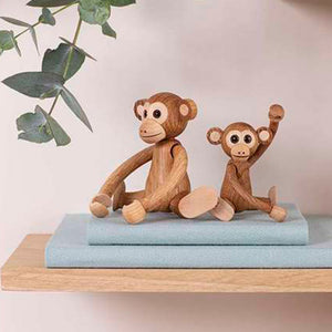 Spring Copenhagen Wooden Figures Jolly – dekorative trefigurer Jolly (ape) som pynter bokhylle i jungelinspirert stil, SPRING COPENHAGEN