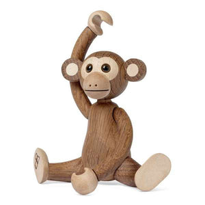 Spring Copenhagen Wooden Figures Jolly – apetrefigur Jolly i sittende positur med løftet arm og naturlig trefinish, SPRING COPENHAGEN