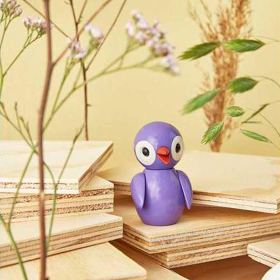 SPRING COPENHAGEN – Spring Copenhagen Wooden Figures Playful Purple, liten lilla trekfigur plassert på trehylle i et dekorativt interiør