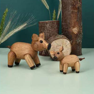 SPRING COPENHAGEN – Spring Copenhagen Wooden Figures Poppy, Poppy som står sammen med andre trefigurer i skandinavisk bondegårdsstil