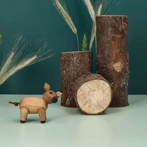SPRING COPENHAGEN – Spring Copenhagen Wooden Figures Poppy, dekorativ trefigur i leken bondegårdsstil ved vedkubber og grønt interiør
