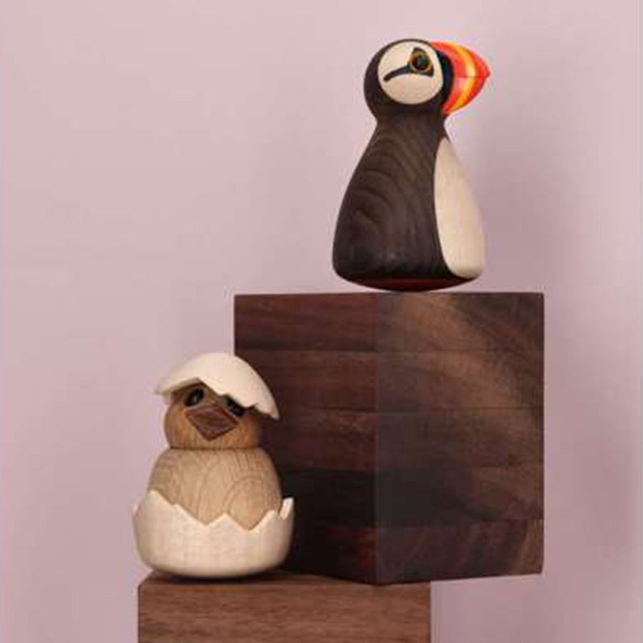 SPRING COPENHAGEN Spring Copenhagen Wooden Figures Puffy – puffy søpapegøye i tre sammen med liten fuglfigur, inspirert av kystfugler