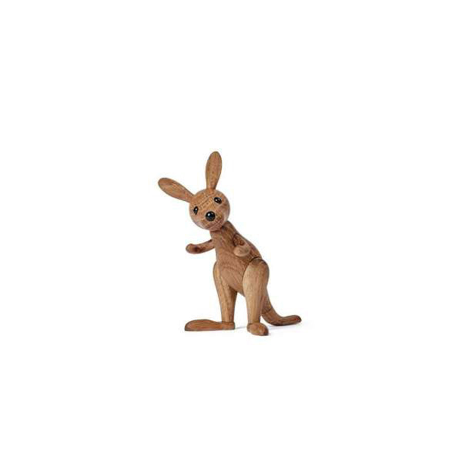 SPRING COPENHAGEN: Spring Copenhagen Wooden Figures Roo – liten tre-kenguru med stort hjerte, sett forfra mot hvit bakgrunn