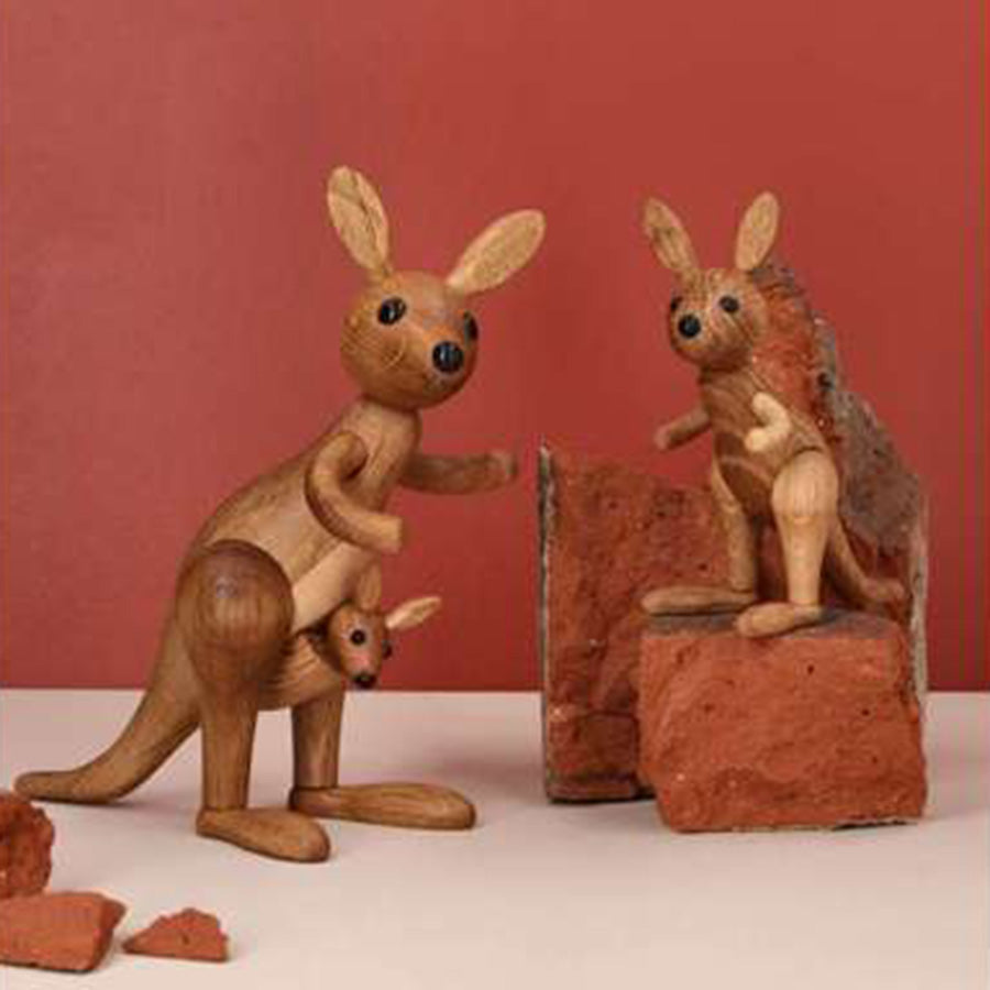 SPRING COPENHAGEN: Spring Copenhagen Wooden Figures Roo – treverk-kenguru Roo og andre små figurer i dekorasjonsscene med rød vegg