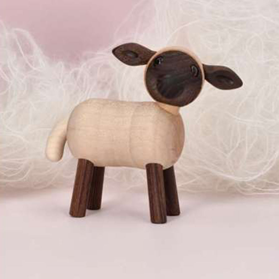 SPRING COPENHAGEN: Spring Copenhagen Wooden Figures Will – tredekorasjon i form av sau med myk kroppsfasong i naturtre, Will designfigur