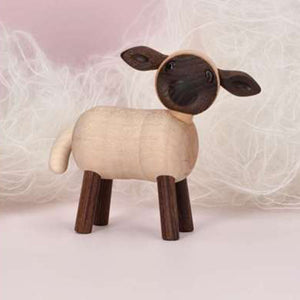 SPRING COPENHAGEN: Spring Copenhagen Wooden Figures Will – tredekorasjon i form av sau med myk kroppsfasong i naturtre, Will designfigur