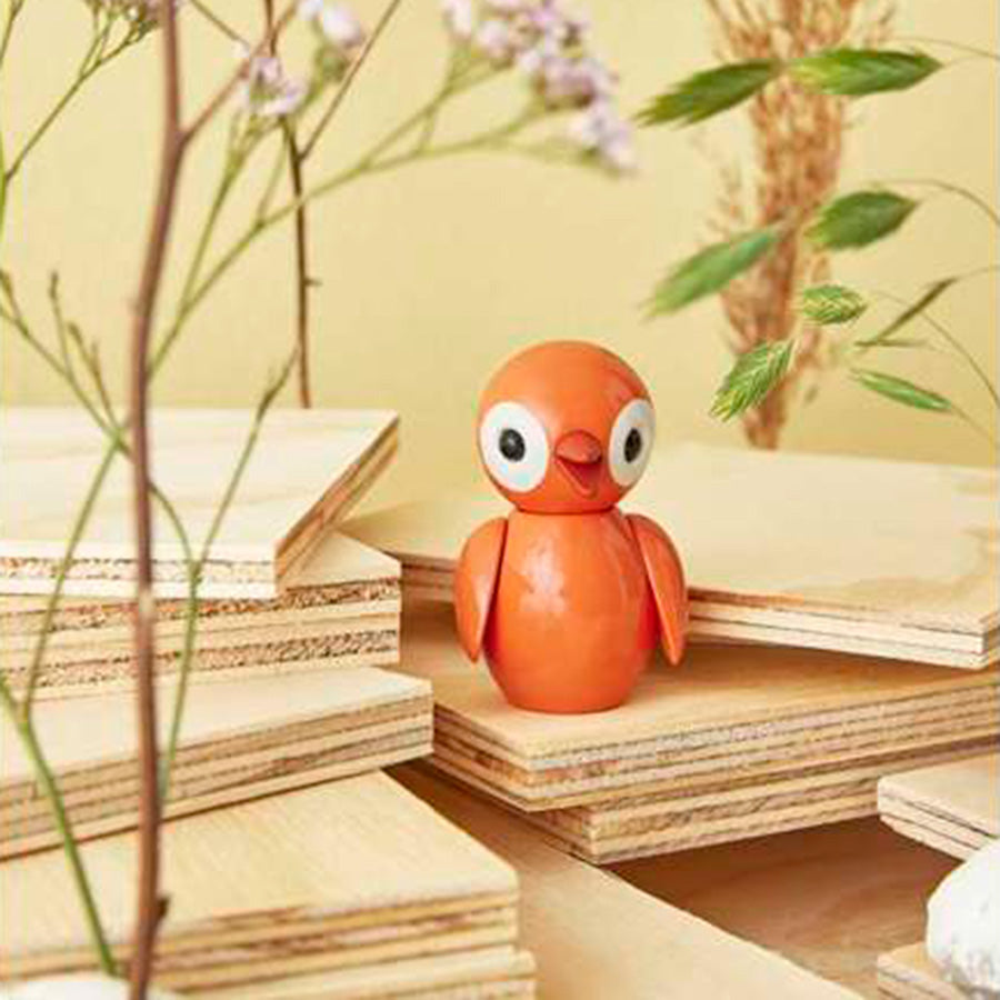 SPRING COPENHAGEN – Spring Copenhagen Wooden Figures Optimistic Orange, oransje trefigur på trebokser i interiør