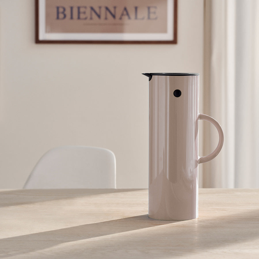 Stelton EM77 termokanne i heather-farge, plassert på et moderne bord i en lys stue.