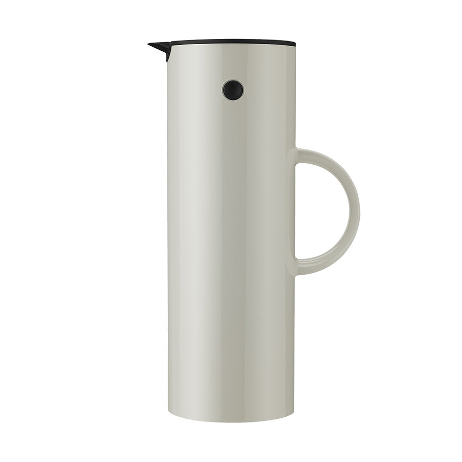 Stelton EM77 termokanne i sandfarge med innovativt design og håndtak, perfekt for å holde drikker varme i opptil 9,5 timer.