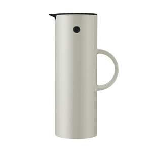 Stelton EM77 termokanne i sandfarge med innovativt design og håndtak, perfekt for å holde drikker varme i opptil 9,5 timer.