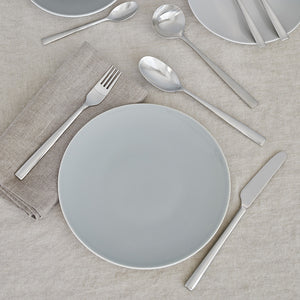 Stelton Chaco bestikksett elegant presentert på dekket bord med tallerken og linserviett