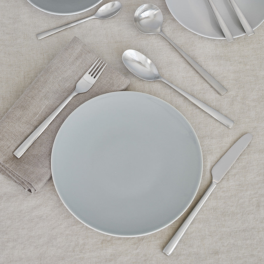 Stelton Chaco bestikksett elegant presentert på dekket bord med tallerken og linserviett