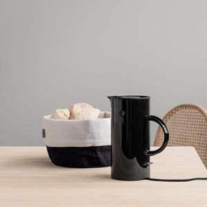 Svart Stelton EM77 Mini vannkoker på kjøkkenbordet ved siden av brødkurv