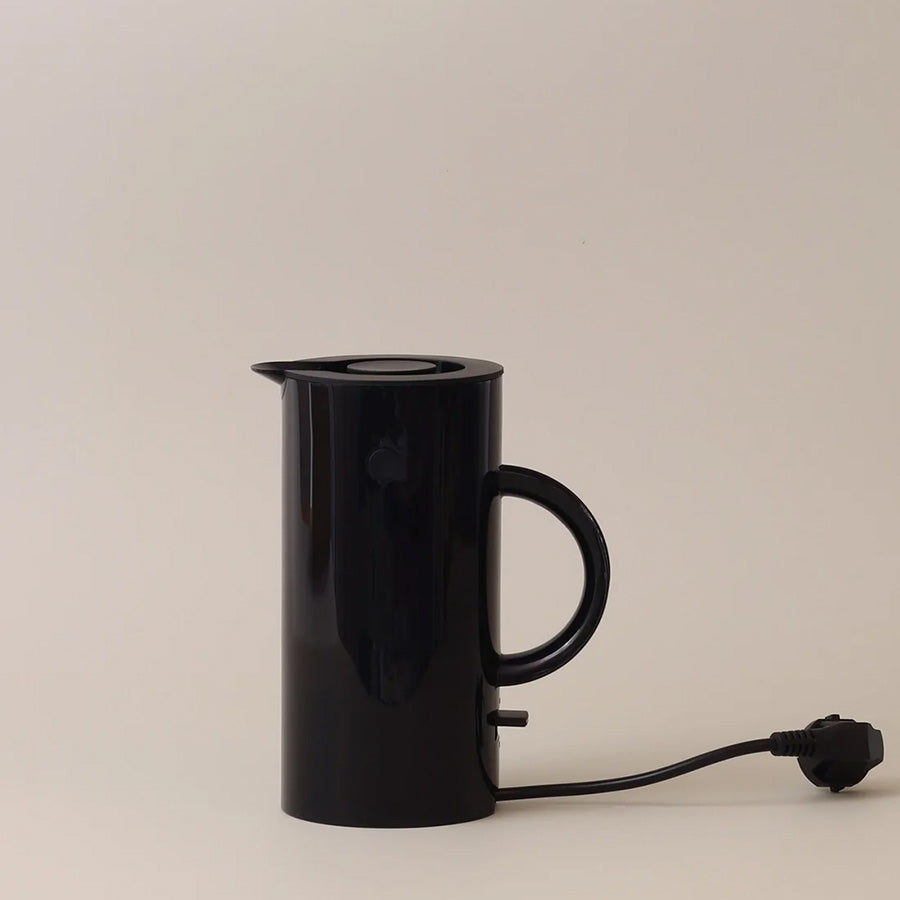 Stelton EM77 Mini vannkoker i svart med ledning og støpsel