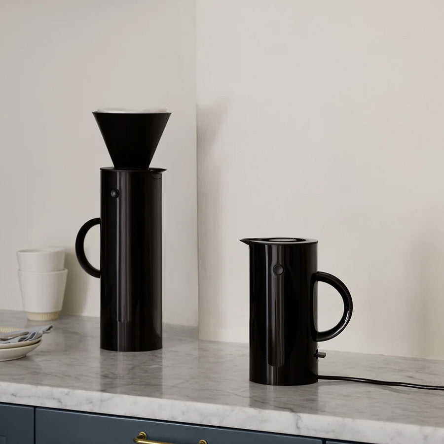 Stelton EM77 Mini vannkoker i svart ved siden av kaffetrakter på kjøkkenbenk