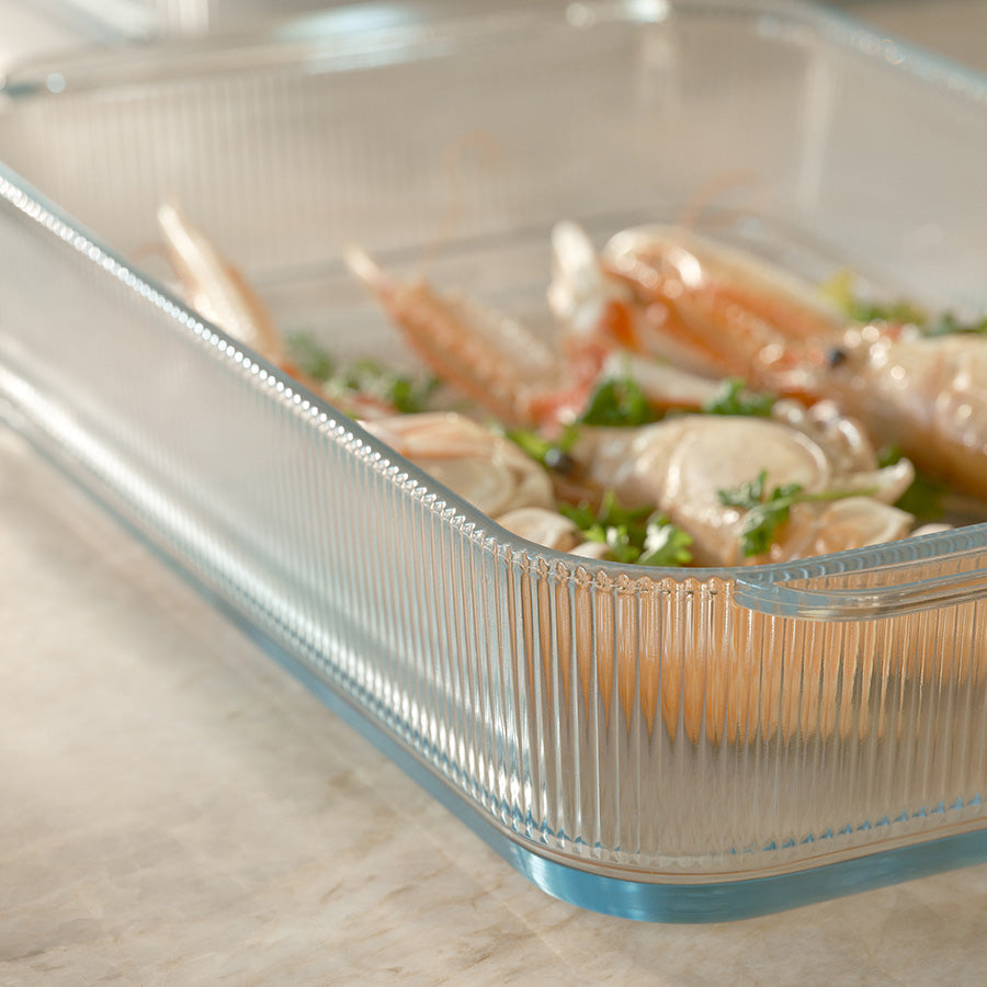 Nærbilde av Stelton Pilastro ildfast form med sjømat og grønnsaker, elegant oppdekket for en visuell matopplevelse.