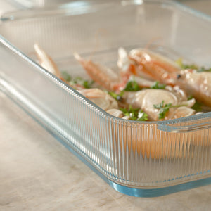 Nærbilde av Stelton Pilastro ildfast form med sjømat og grønnsaker, elegant oppdekket for en visuell matopplevelse.