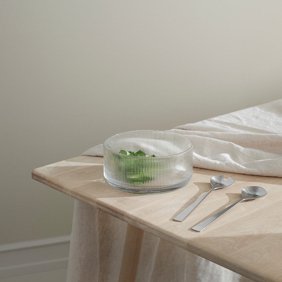 Stelton Pilastro serveringsbolle på bordet med frisk salat, designet i Art Deco stil.