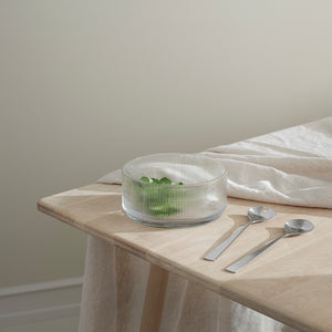 Stelton Pilastro serveringsbolle på bordet med frisk salat, designet i Art Deco stil.