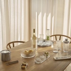 Smakfullt bord med Stelton Pilastro serveringsbolle sammen med flere stilige glassvarer.